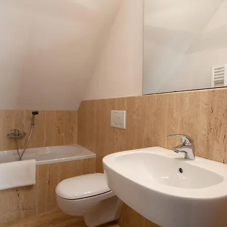 Magnolia Apartment, Historic And Elegant, Seaview, 2 Aircondo Bdr, 2bth, Pedestrian Area, Free Garage 200 Mt Far! Апартаменты Леричи